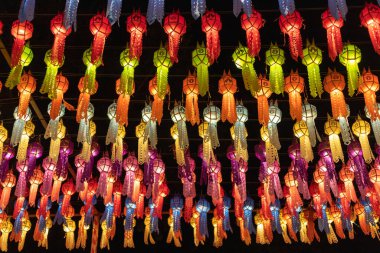 Tayland 'ın kuzeyindeki Loy Krathong festivalinde gece gökyüzünde renkli fenerler yanıyor.