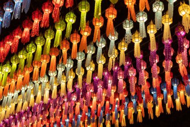 Tayland 'ın kuzeyindeki Loy Krathong festivalinde gece gökyüzünde renkli fenerler yanıyor.