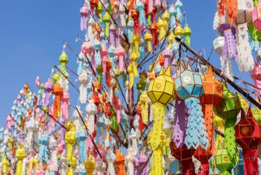 Loy Krathong 'da renkli asılı fenerler ve Tayland' ın kuzeyinde yeni yıl festivali.
