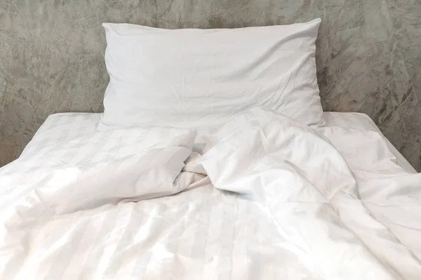 Roupa Cama Branca Bagunçada Travesseiro Pela Manhã Quarto — Fotografia de Stock