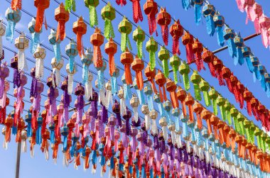 Loy Krathong 'da renkli asılı fenerler ve Tayland' ın kuzeyinde yeni yıl festivali.