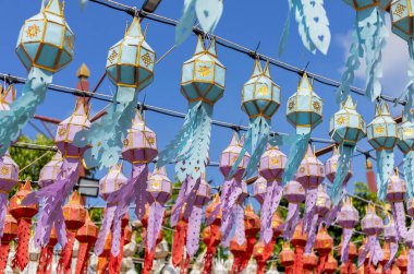 Loy Krathong 'da renkli asılı fenerler ve Tayland' ın kuzeyinde yeni yıl festivali.