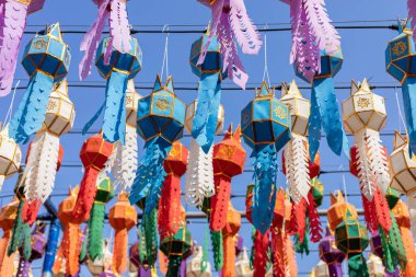 Loy Krathong 'da renkli asılı fenerler ve Tayland' ın kuzeyinde yeni yıl festivali.