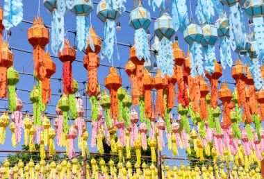 Loy Krathong 'da renkli asılı fenerler ve Tayland' ın kuzeyinde yeni yıl festivali.