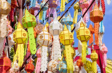 Loy Krathong 'da renkli asılı fenerler ve Tayland' ın kuzeyinde yeni yıl festivali.