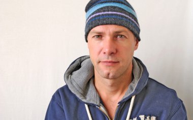 örme şapka gülümseyen adam portresi