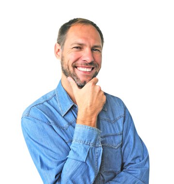 Beyaz arka plan üzerinde izole kot gömlek gülümseyen adam