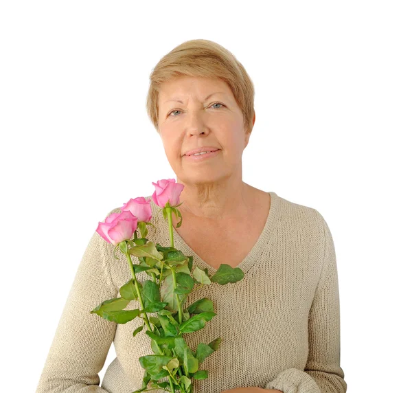 Porträtt av äldre kvinna med bukett rosor på vit bakgrunds — Stockfoto