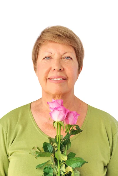 Porträt einer älteren Frau mit rosa Rosen auf weißem Hintergrund — Stockfoto