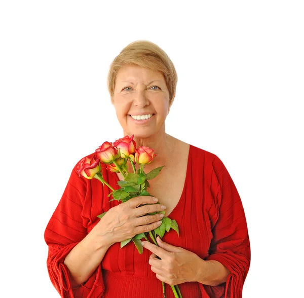 Портрет пожилой женщины с букетом роз на белом фоне — стоковое фото