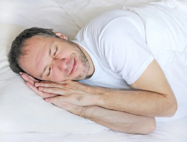 Atrakcyjny mężczyzna śpi — Zdjęcie stockowe
