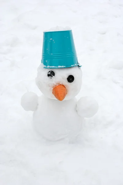 Bonhomme de neige avec seau bleu sur la tête — Photo