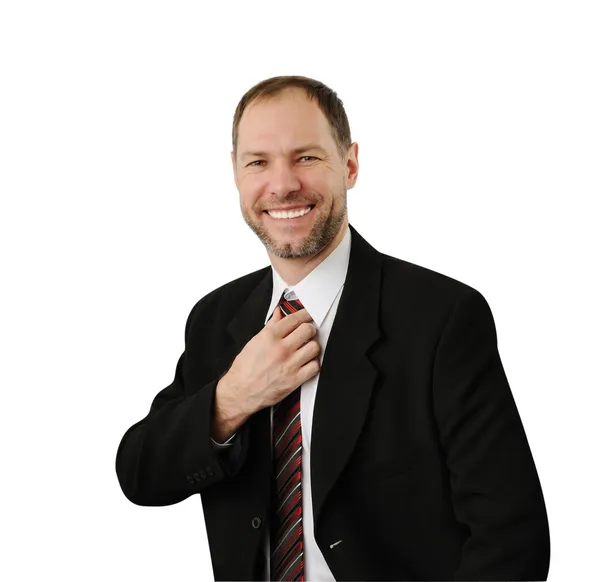 Lächelnder Mann im Anzug richtet seine Krawatte isoliert auf Weiß — Stockfoto