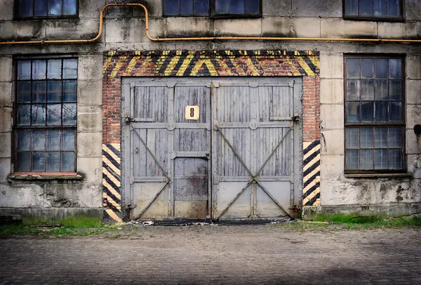 Verlassene alte Fabrik mit geschlossener Tür und Fenstern lizenzfreie Stockbilder
