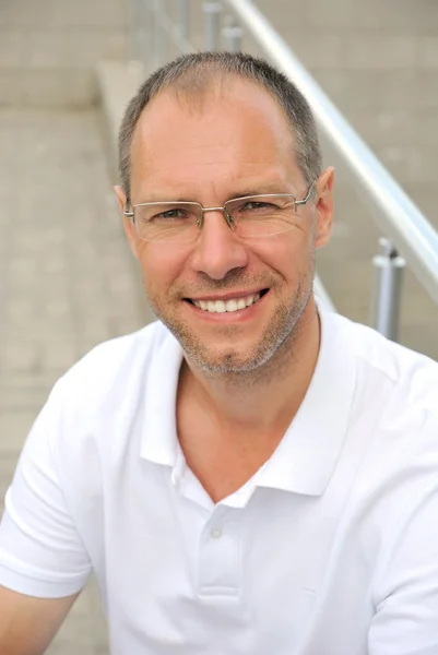 Orta yaş gülümseyen adam portret