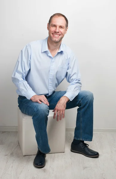 Retrato de homem sentado — Fotografia de Stock