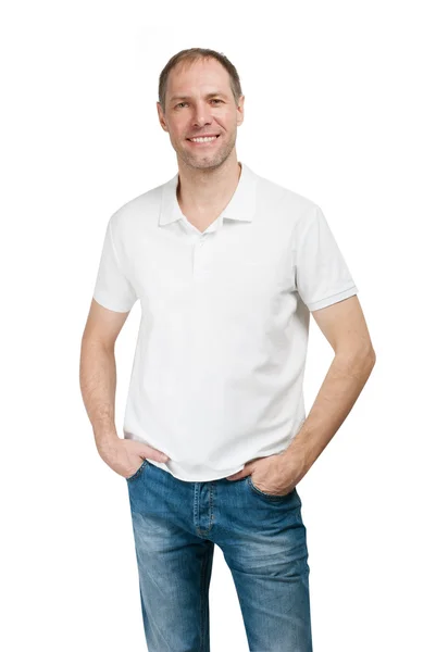 Улыбающийся мужчина в футболке на белом фоне — стоковое фото