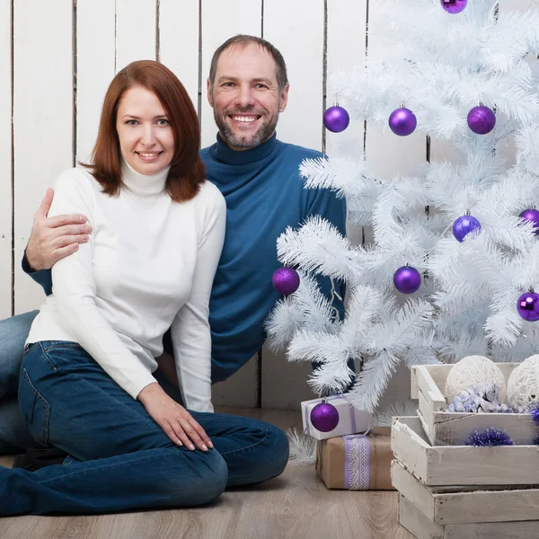 Coppia sorridente vicino a un albero di Natale — Foto Stock