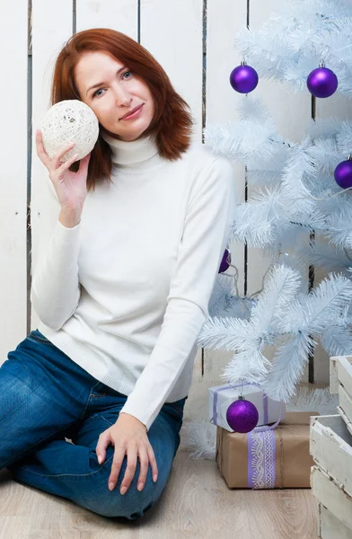 Femme en blanc près d'un arbre de Noël — Photo
