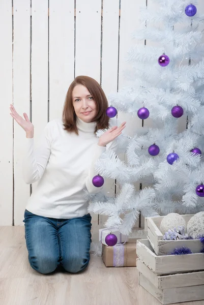 Kadın beyaz bir Noel ağacı yakınındaki — Stok fotoğraf