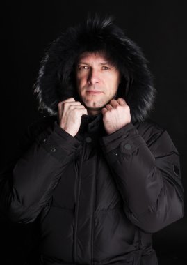 portre kış ceket siyah bir arka plan üzerinde mans