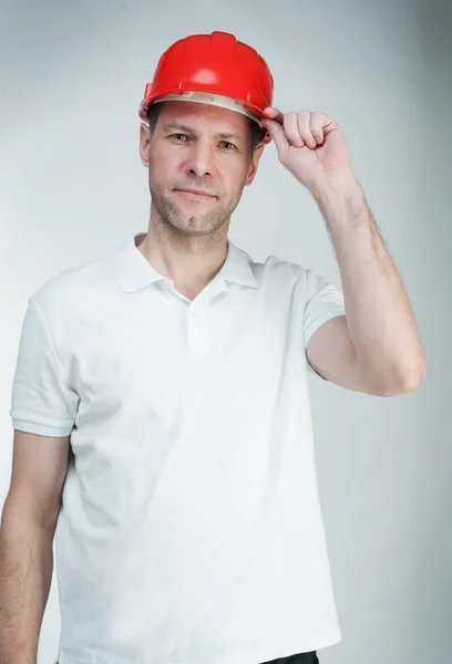 Retrato de homem trabalhador em capacete vermelho — Fotografia de Stock