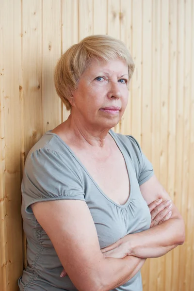 Ritratto di una donna di mezza età seria sullo sfondo di woo — Foto Stock