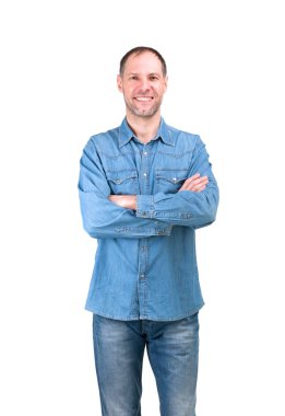 Beyaz arka plan üzerinde izole kot gömlek gülümseyen adam