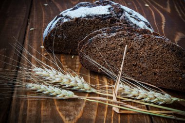 ekmek ve meşe masada kulaklara