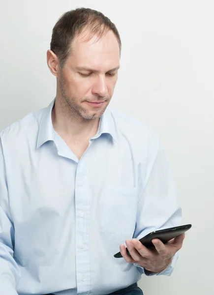 Uśmiechający się młody człowiek z komputera typu tablet na białym tle — Zdjęcie stockowe