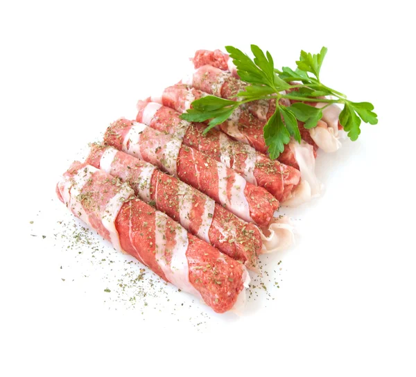 新鲜的肉卷配白色背景上孤立的香料 — 图库照片