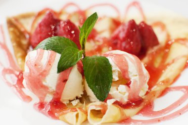 Dondurmalı çilek reçeli nane yaprağı closeup s ile dekore edilmiştir.