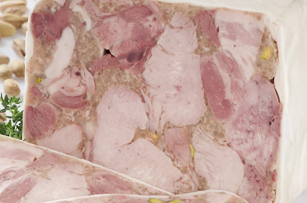 Een stilleven van galantine met pimpernoten (pistaches) — Stockfoto