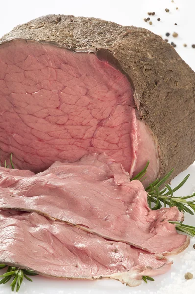 O viață liniștită de carne de vită pe alb — Fotografie, imagine de stoc