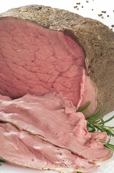 O viață liniștită de carne de vită pe alb — Fotografie, imagine de stoc