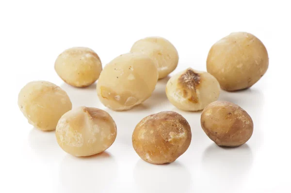 Орехи макадамии на белом фоне — стоковое фото