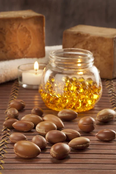 Argan sarı kozmetik pearl ile tohumları — Stok fotoğraf