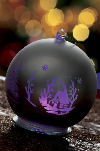 Kerstballen op achtergrond van intreepupil lichten — Stockfoto