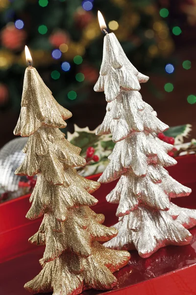 Julgranskulor, ljus och andra på bakgrund av defocused — Stockfoto