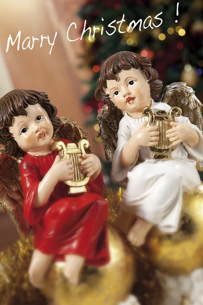 Christbaumkugeln auf dem Hintergrund von defokussierten Lichtern — Stockfoto