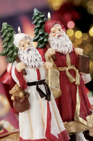 Christbaumkugeln auf dem Hintergrund von defokussierten Lichtern — Stockfoto