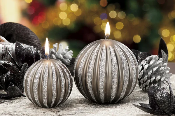 Kerstballen op achtergrond van intreepupil lichten — Stockfoto