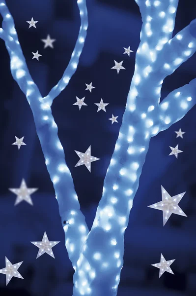 多重青いライトと木の背景の星 — ストック写真