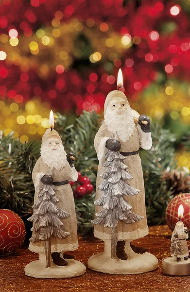 Julgranskulor på bakgrund av defocused lampor — Stockfoto