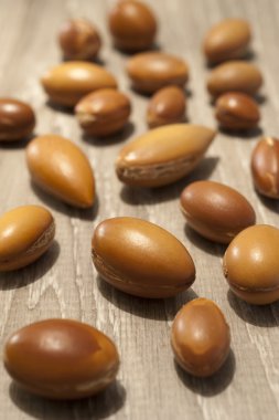 argan yakın tohumları yukarı ahşap üzerine