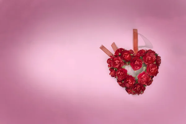 Fondo de San Valentín con corazón y rosas —  Fotos de Stock