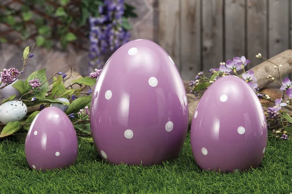 Huevos de Pascua escondidos en nido de paja natural —  Fotos de Stock