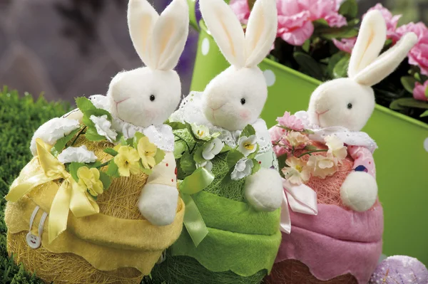 复活节彩蛋和布料的兔子藏在天然麦秸窝里 — 图库照片