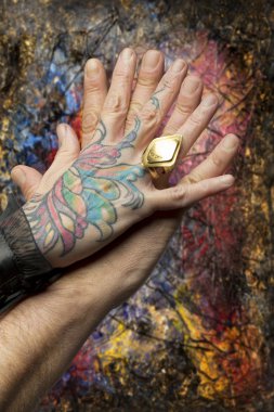 renkli arka plan üzerinde iki eli