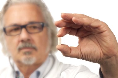 parlak zemin üzerine beyaz olgun erkek doktor